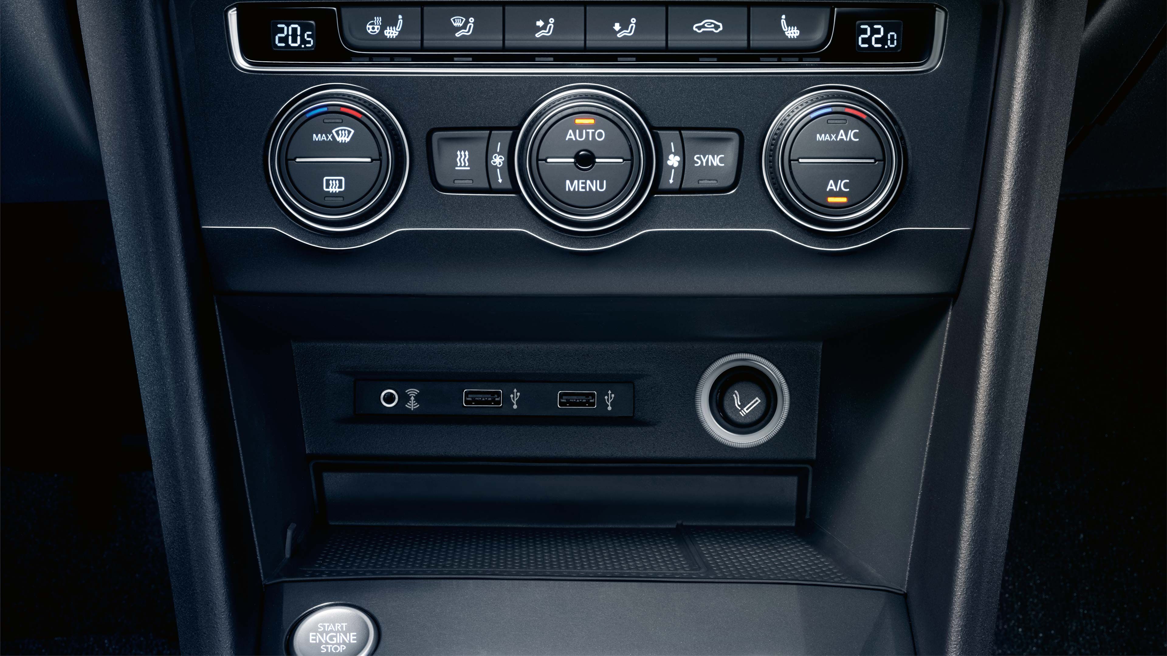 Ovládací panel vo vozidle. Obsahuje tlačidlá na nastavenie klimatizácie, USB a AUX porty a tlačidlo na štartovanie motora. Na paneli sú aj indikátory teploty a režimy ventilácie.