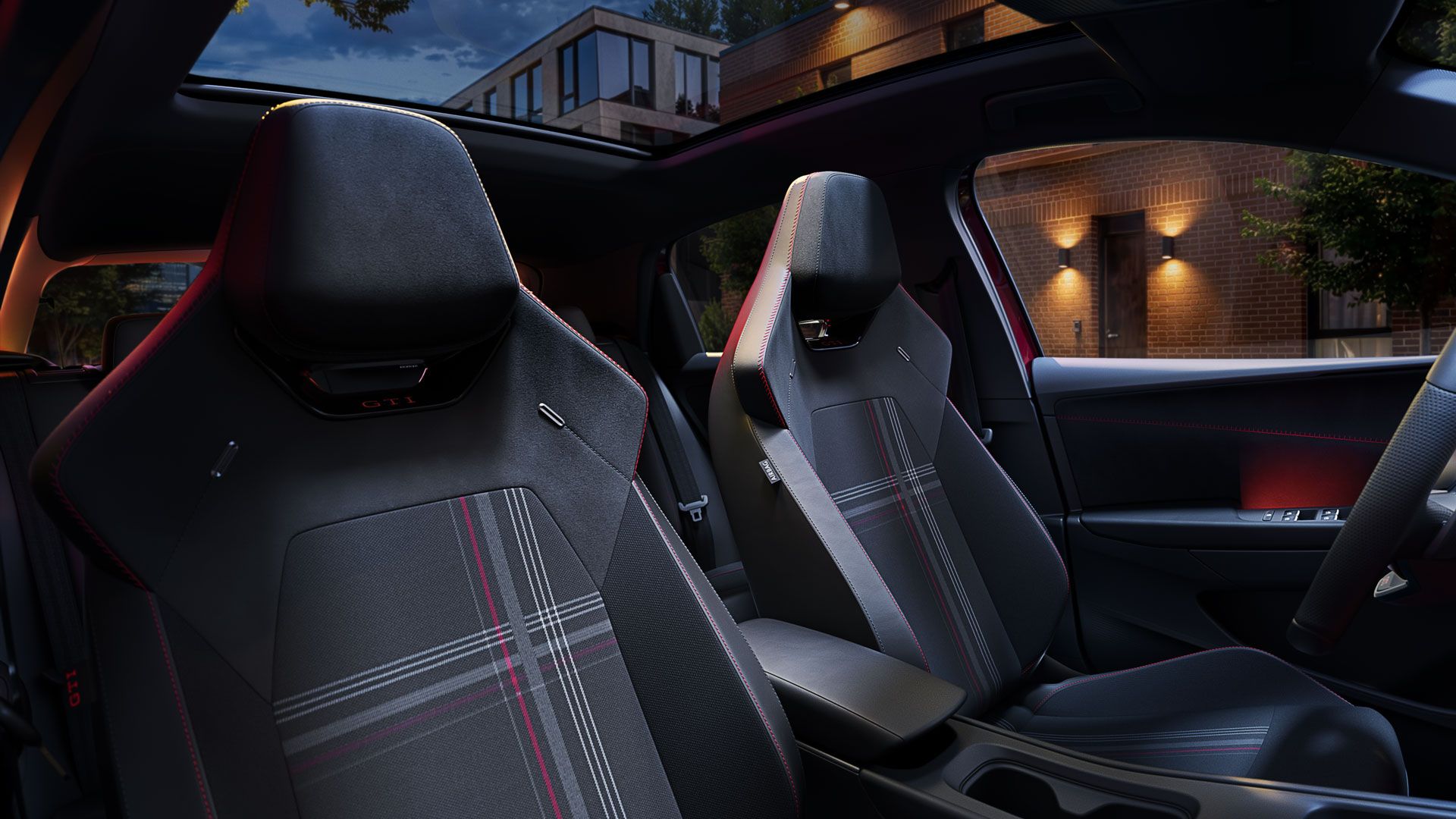 Pohľad na predné sedadlá modelu VW ID. Polo GTI s karovaným vzorom GTI.