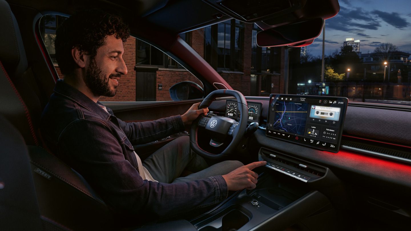 Osoba ovláda tlačidlo infotainment systému vo vozidle VW ID. Polo GTI.