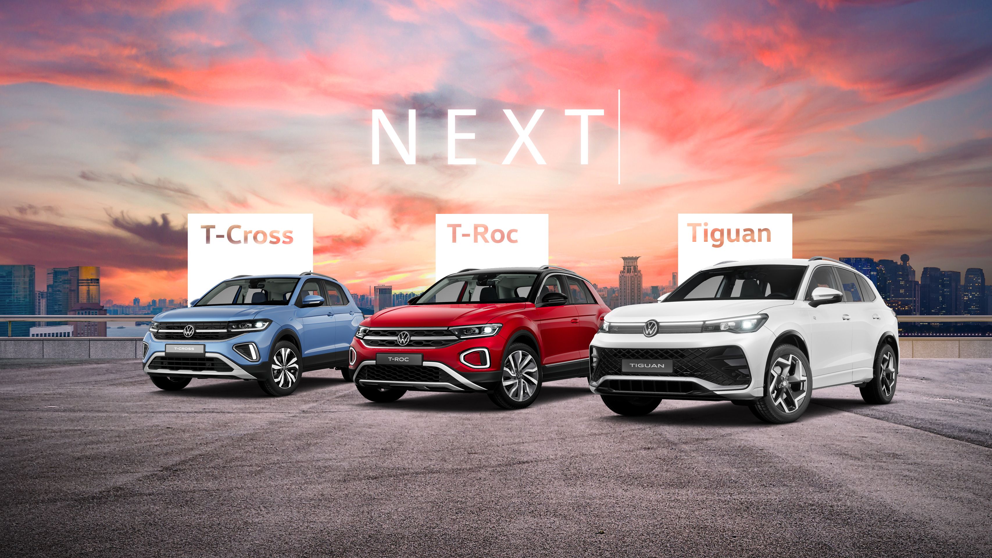 T-Cross, T-Roc a Tiguan stoja na streche parkovacieho domu v pozadí vidieť panorámu mesta a oblaky osvetlené zapadajúcim slnkom.
