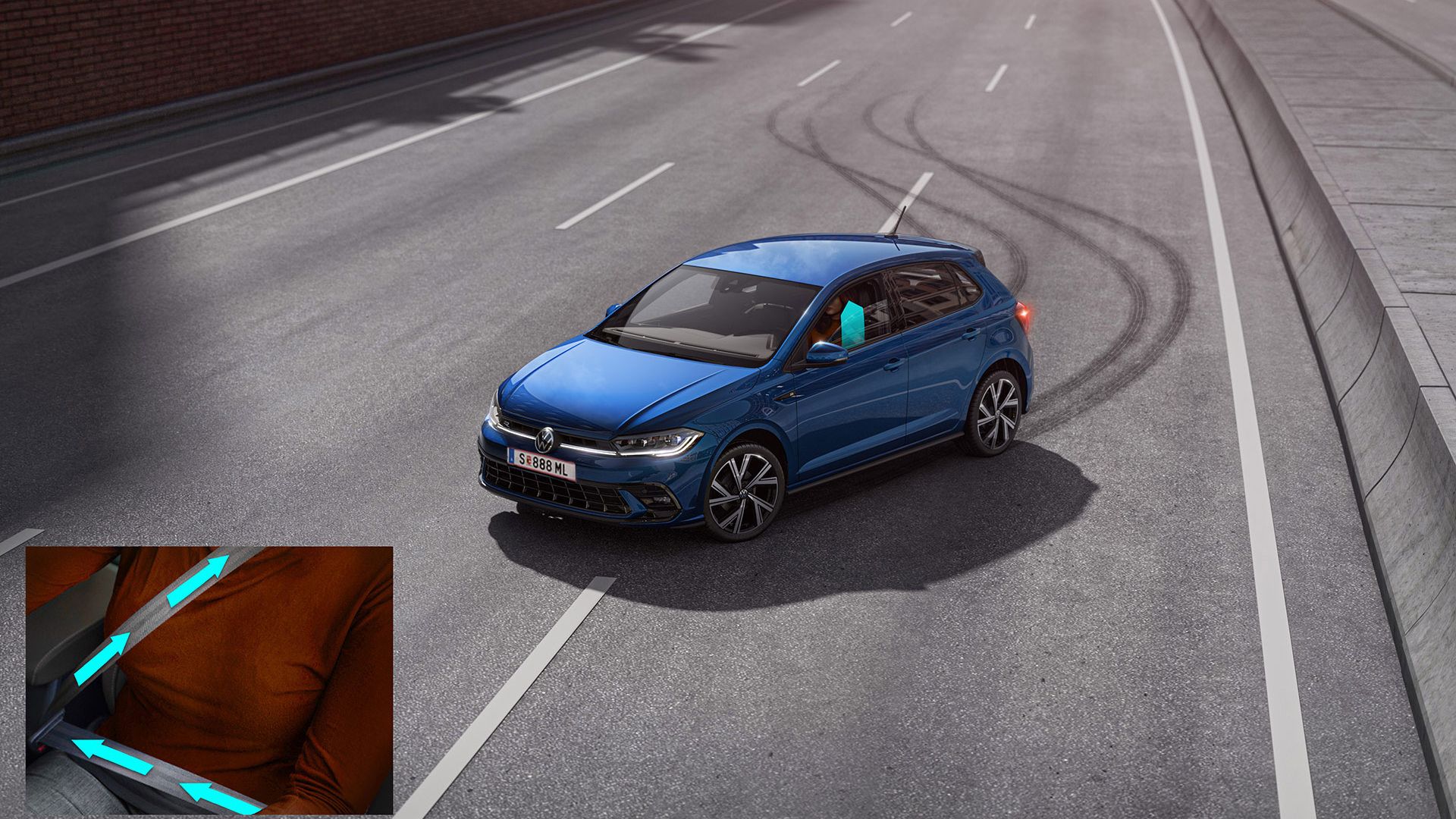 Modré auto v šmyku na prázdnej ceste, na ktorej sú viditeľné stopy po pneumatikách. V ľavom dolnom rohu je detail ruky vodiča držiace volant. Modrá šípka na okne znázorňuje jeho zatváranie.