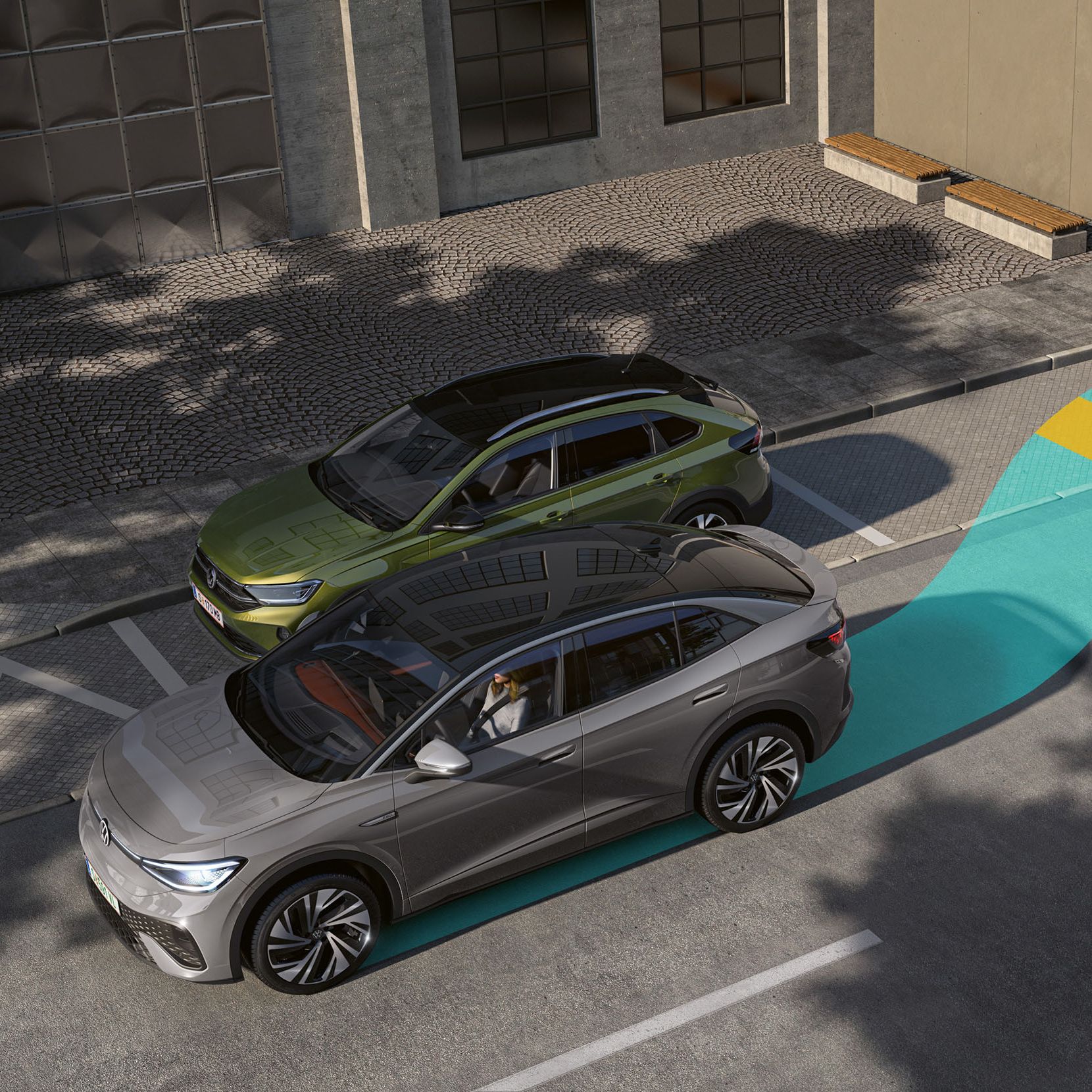 Automobil parkuje pozdĺž cesty medzi dvoma ďalšími autami. Graficky je znázornená dráha parkovania vozidla pomocou parkovacieho asistenta. Parkovacie miesta sú vedľa chodníka pri mestskej budove.