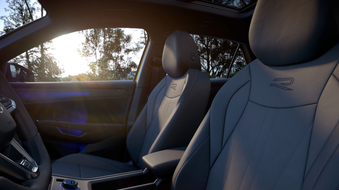 Detailný pohľad na predné sedadlá v koži „Varenna“ vo vozidle Volkswagen T-Roc R-Line.