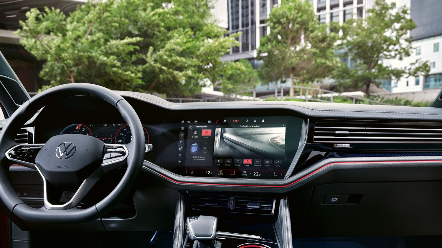 Pohľad do kokpitu VW Touareg Elegance eHybrid, na displeji je zobrazené nastavenie jazdného režimu.