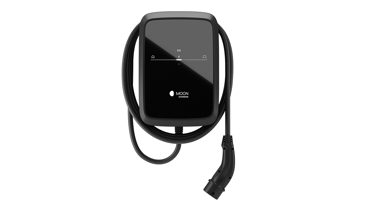 Predný pohľad na nabíjaciu stanicu MOON wallbox s nabíjacím káblom