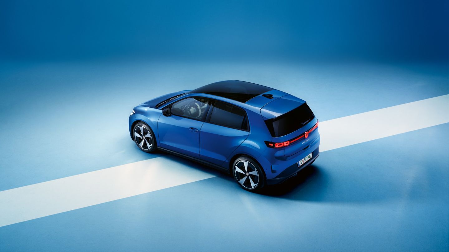 Pohľad zhora na zadnú časť modrého vozidla VW ID. Polo Style na svetlomodrom pozadí.