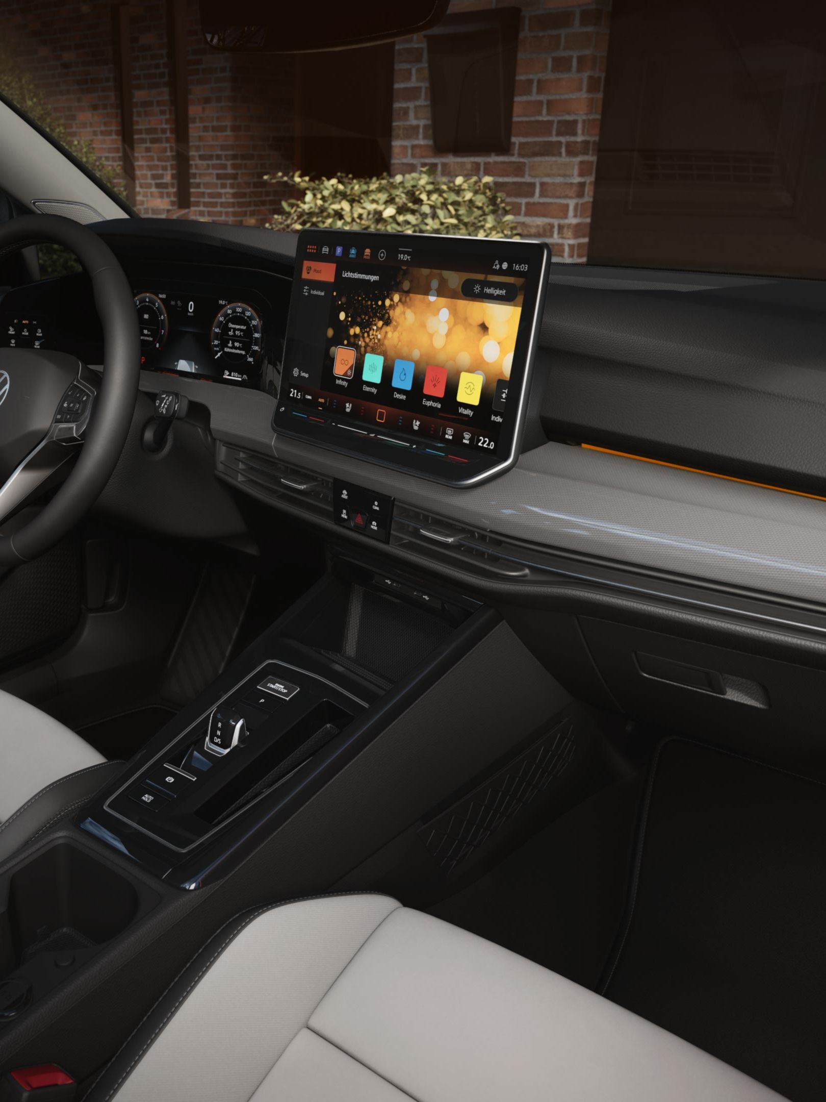 Pohľad do vnútorného priestoru automobilu s čistým a elegantným dizajnom. Zahŕňa digitálny prístrojový displej, palubnú dosku s displejom systému infotainment, multifunkčný volant a mnoho ďalších ovládacích prvkov. Sedadlá sú čalúnené kožou v kombinácii bielej a čiernej kože.