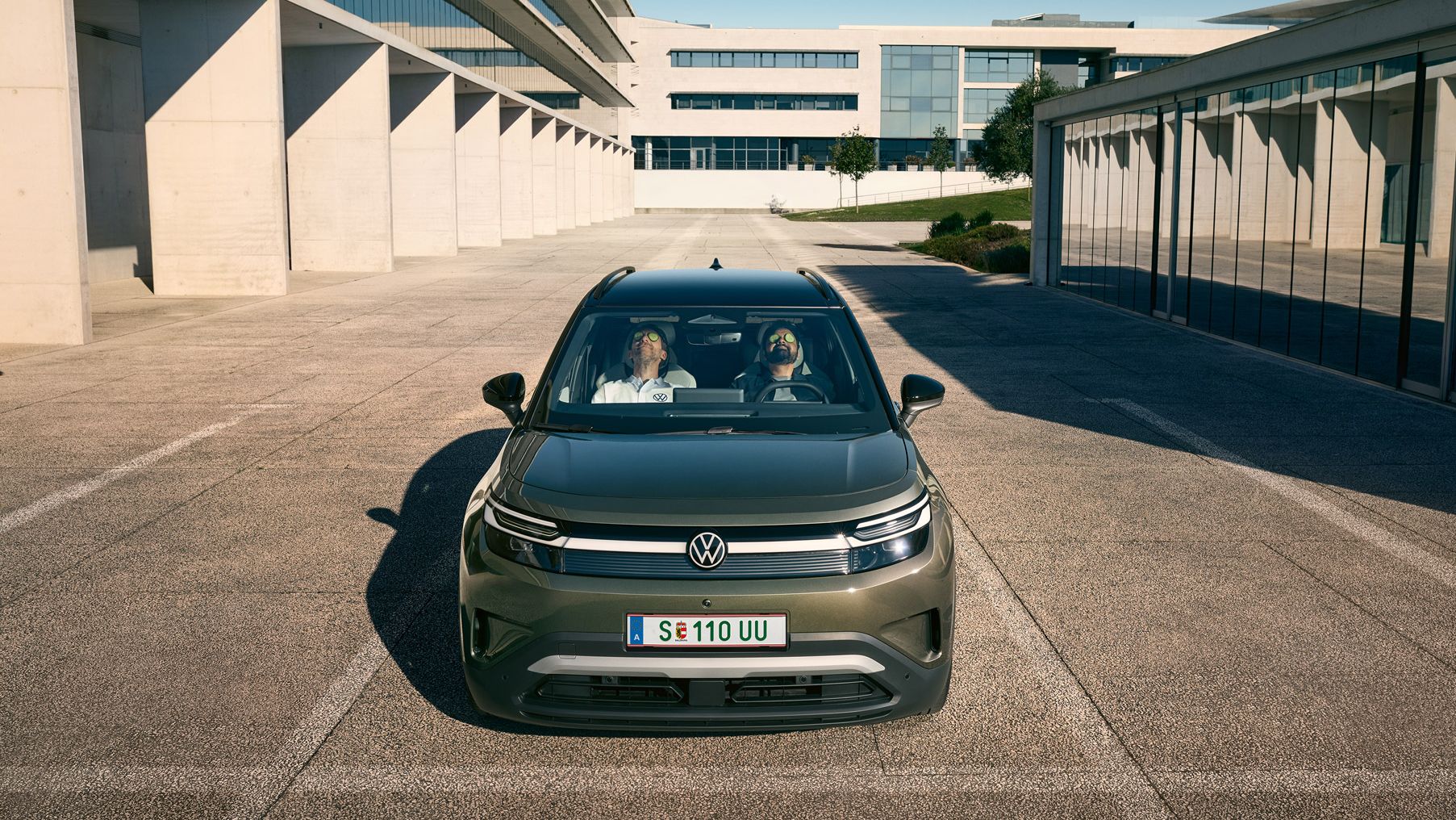 Dvaja muži sedia opretí a so zatvorenými očami na predných sedadlách VW ID. Cross majú na očiach plátky uhorky.