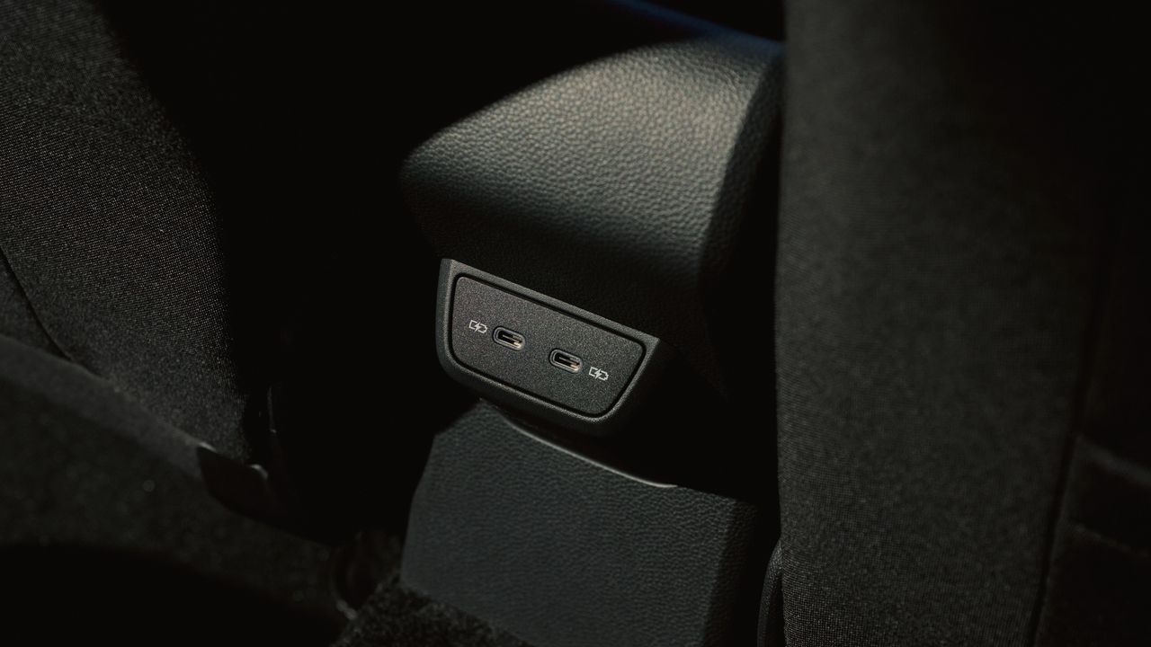 VW Taigo interiér. Pohľad na USB rozhranie vo vozidle.