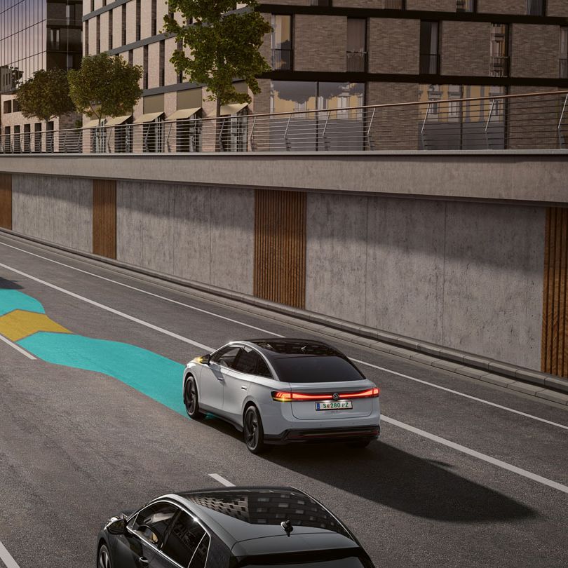 Automobil jazdí po diaľnici smerom do tunela pri západe slnka, pričom na vozovke je vyznačená grafika udržania jazdného pruhu. Na boku vozidla je viditeľný systém sledovania mŕtveho uhla. Ostatné autá jazdia po vedľajších pruhov.