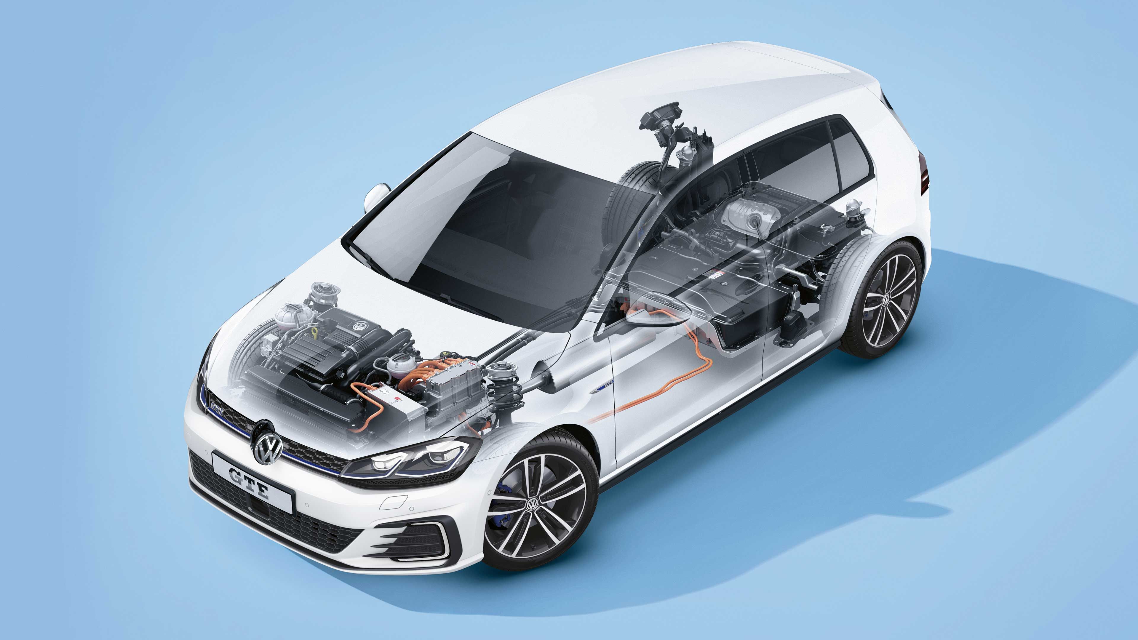 Biely Volkswagen Golf s viditeľným priehľadnou kapotou odhaľujúci motorový priestor so všetkými komponentmi. Na svetlomodrom pozadí.