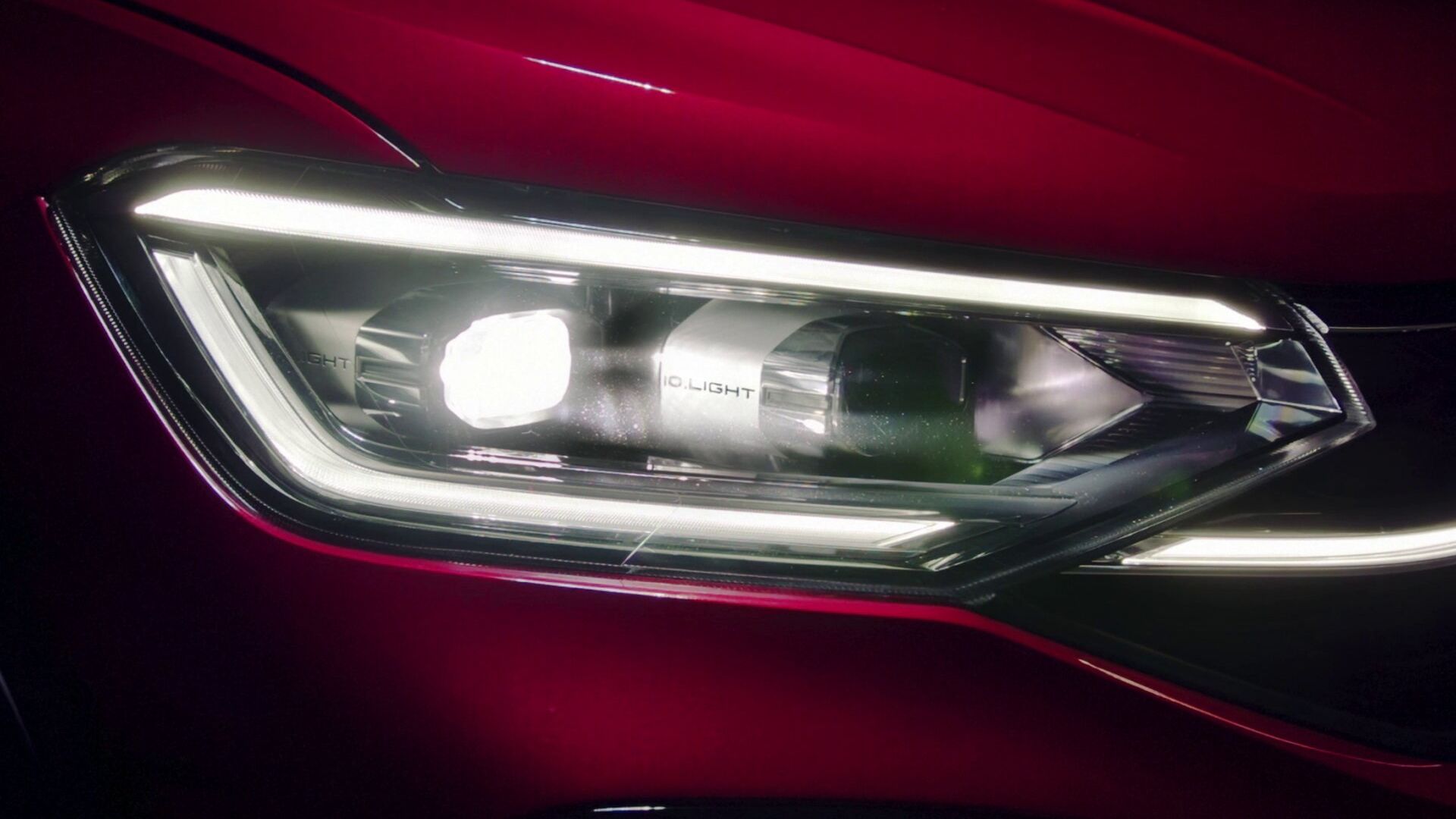 Pohľad na IQ. LIGHT LED Matrix svetlomet so zapnutým svetlom.