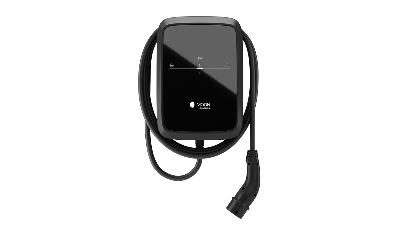 Predný pohľad na nabíjaciu stanicu MOON wallbox s nabíjacím káblom