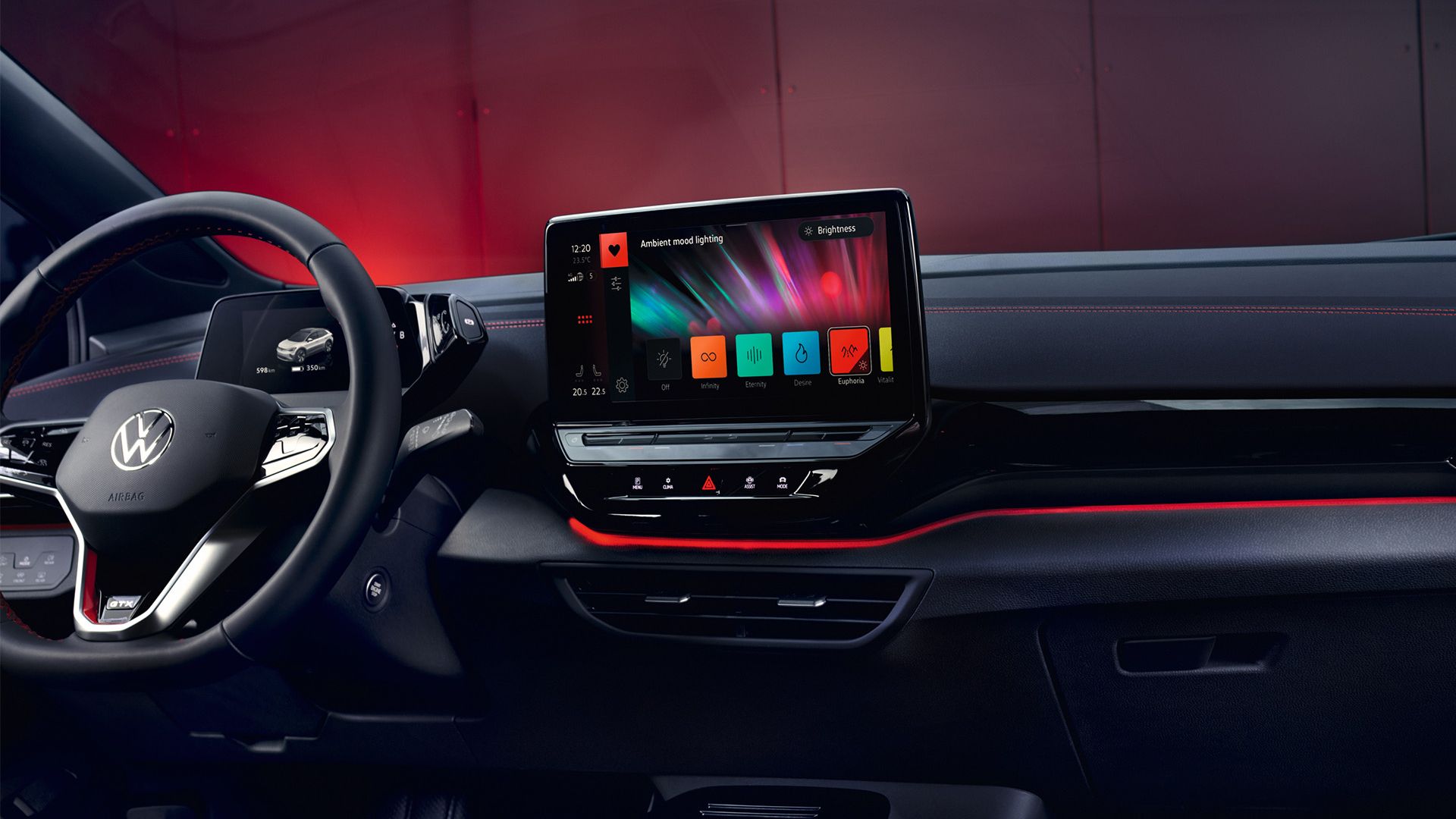 Pohľad do interiéru na stranu spolujazdca vo vozidle VW ID.4 GTX s červeným ambientným osvetlením.