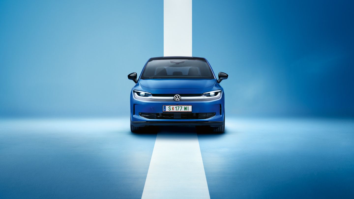 Pohľad spredu na modrý VW ID. Polo Style pred svetlomodrým pozadím.