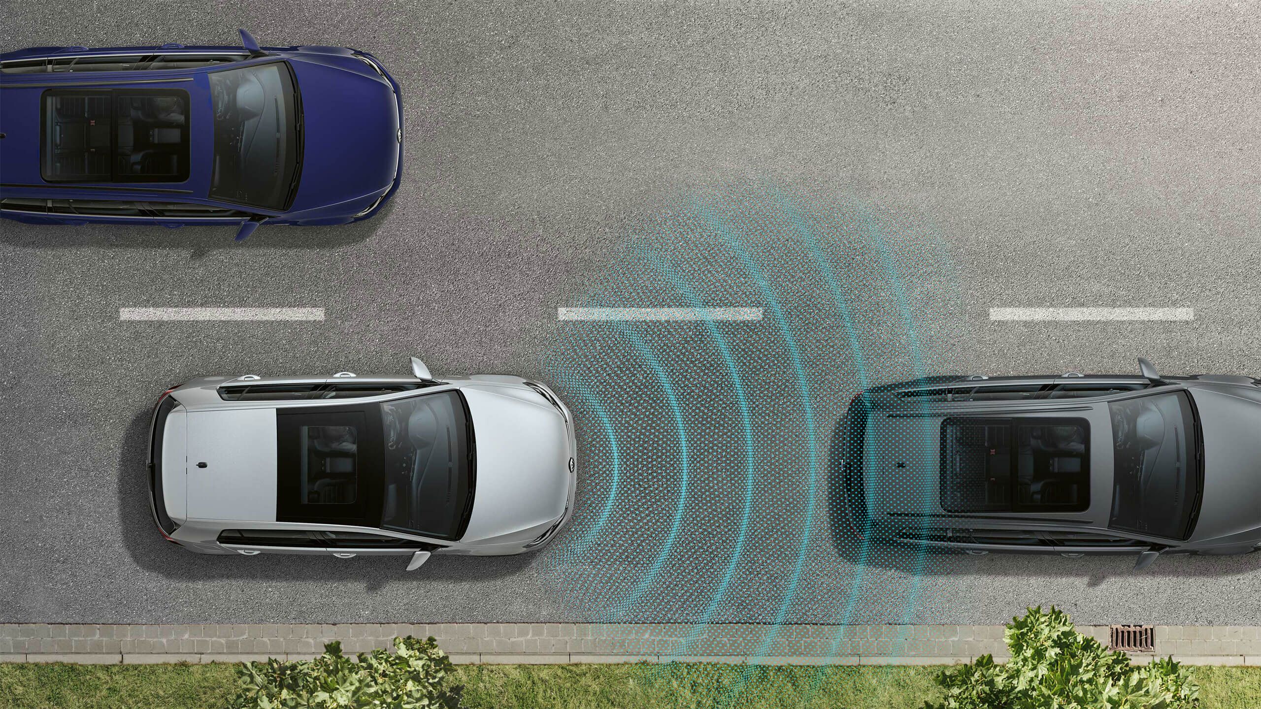 Ilustračný obrázok zobrazujúci technológiu automatického brzdového systému a detekcie vzdialenosti na vozidle. Strieborné auto deteguje čierne auto pred sebou a automaticky aplikuje brzdy. Modré vlnky okolo strieborného auta znázorňujú radarové vlny.