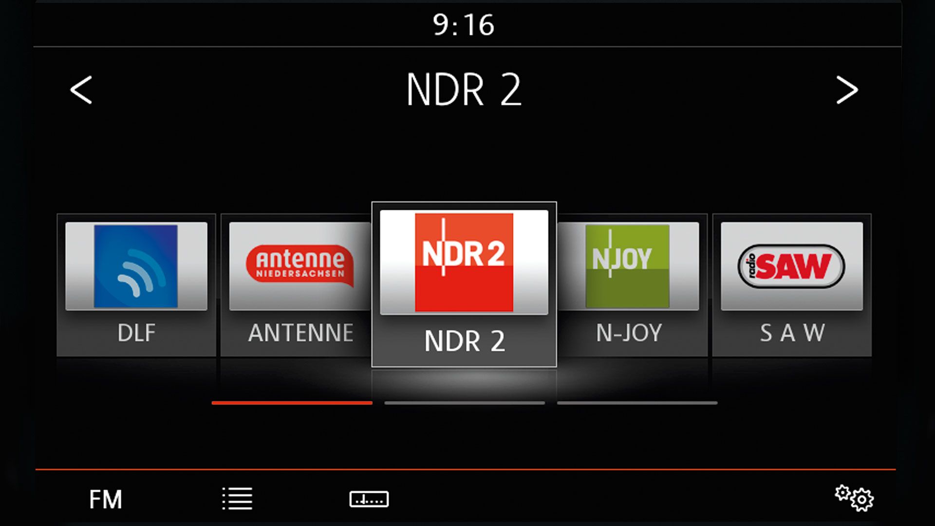 Displej infotainment systému zobrazuje zoznam rádiových staníc a čas 9:16. Aktuálne zvolená stanica je NDR 2. Ostatné dostupné stanice sú DLF, ANTENNE NIEDERSACHSEN, N-JOY a SAW.