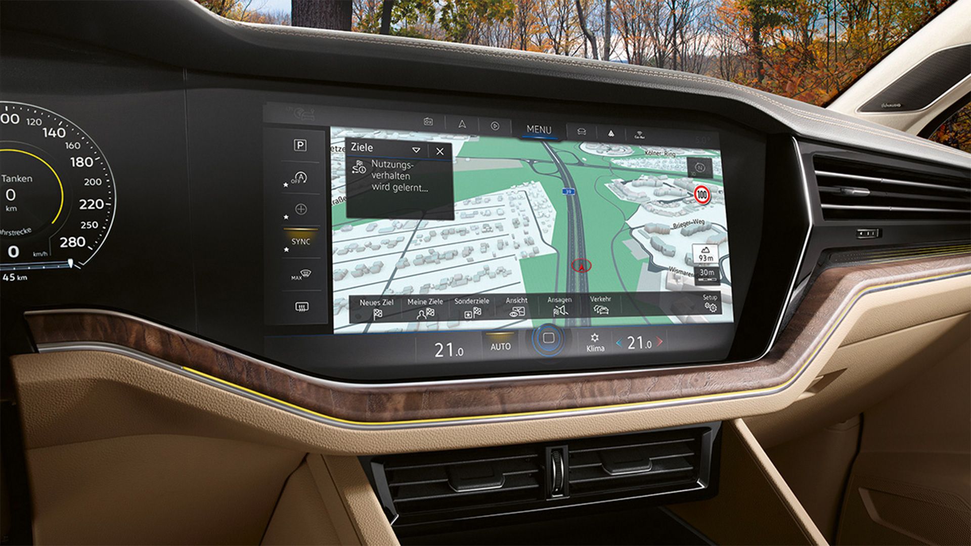 Digitálny kokpit vo vozidle Volkswagen Touareg. Na ňom je zobrazená mapa ciest, ktorá zobrazuje aktuálnu trasu.