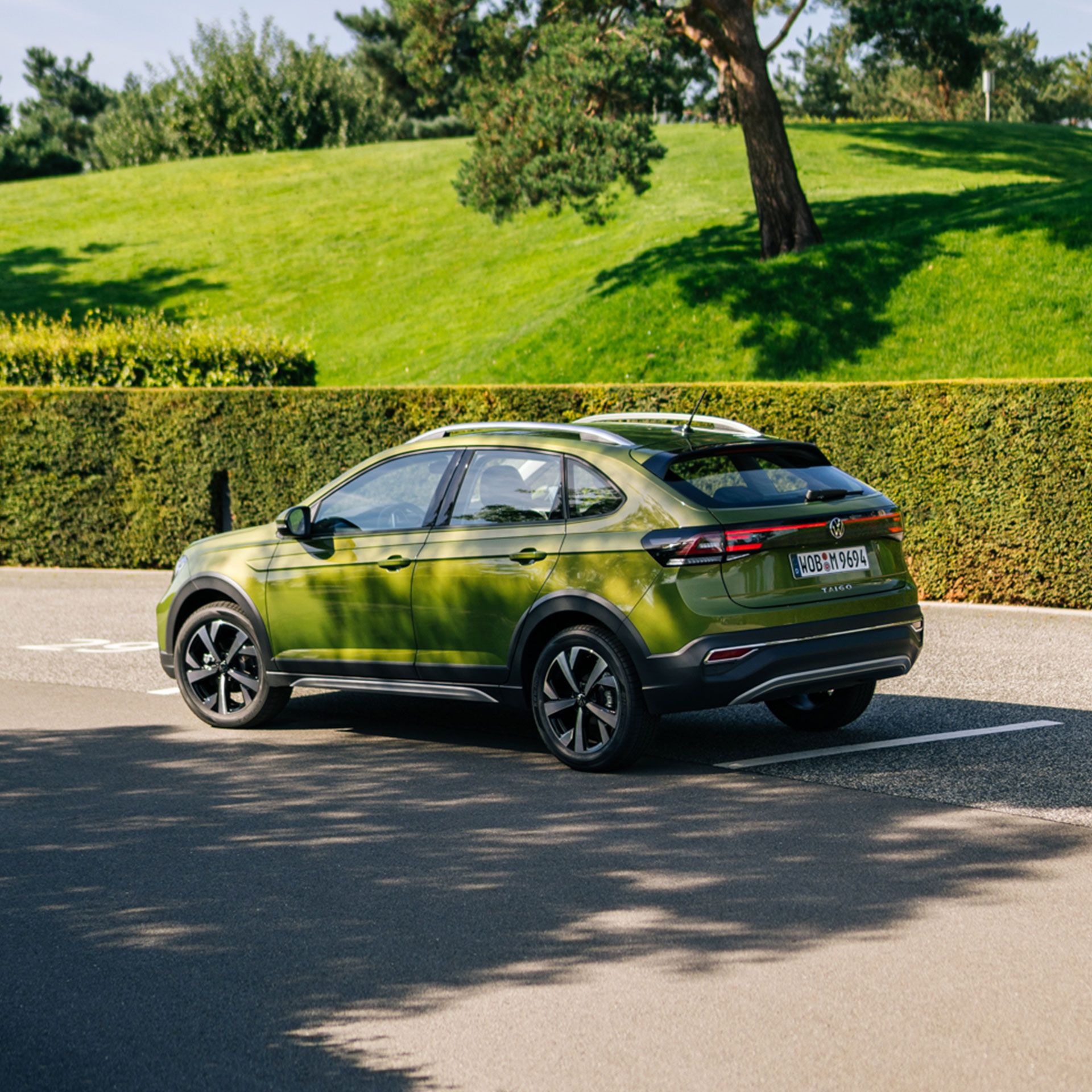 VW Taigo parkuje na ceste