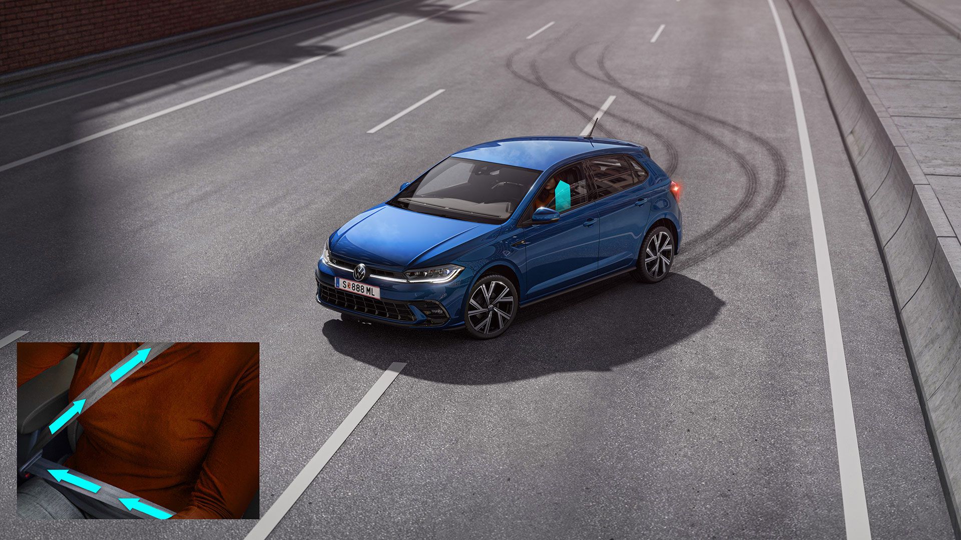 Modré auto v šmyku na prázdnej ceste, na ktorej sú viditeľné stopy po pneumatikách. V ľavom dolnom rohu je detail ruky vodiča držiace volant. Modrá šípka na okne znázorňuje jeho zatváranie.