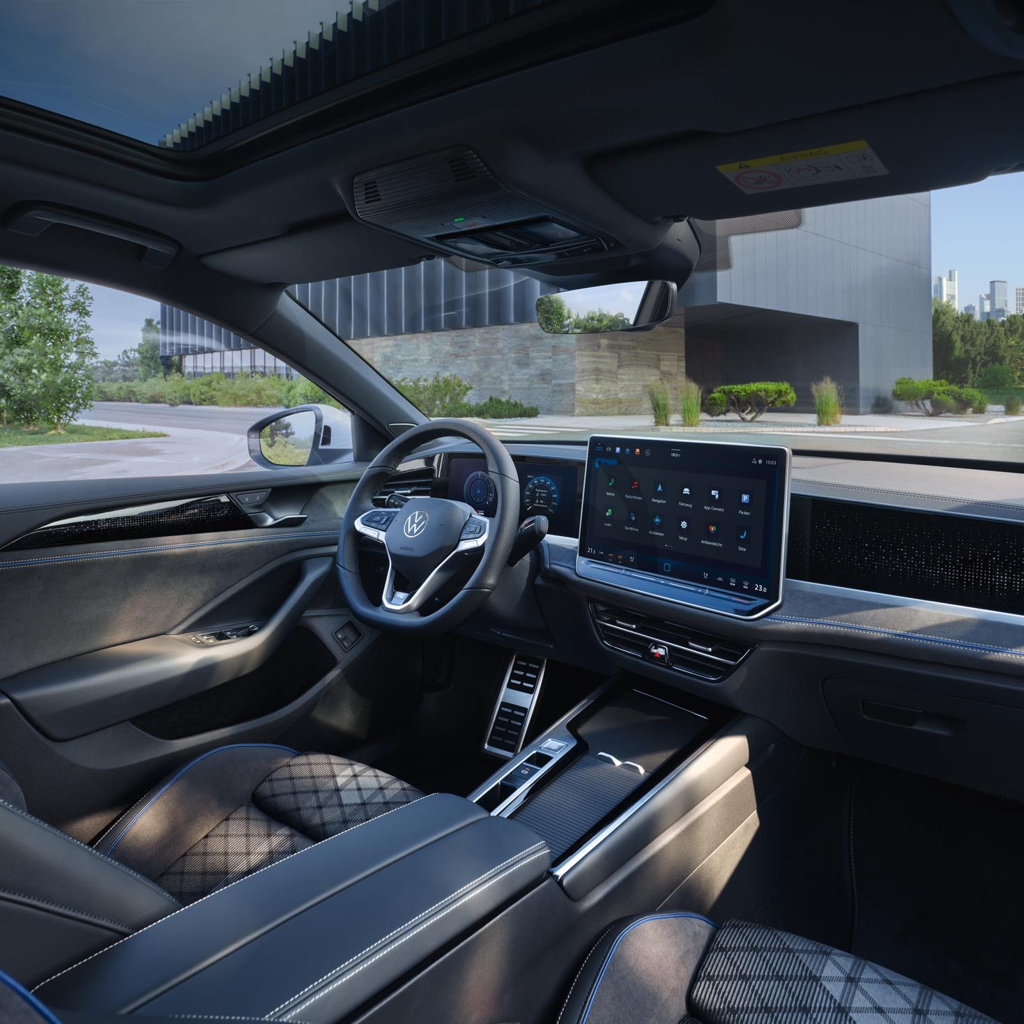 Pohľad do interiéru VW Passat s výhľadom na voliteľné sedadlá ergoActive, digitálny prístrojový panel. palubnú dosku, displej systému infotainment  a stredovú konzolu.