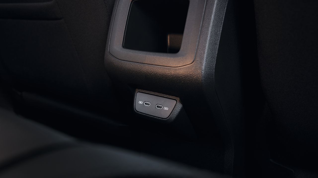 Detailný pohľad na sloty USB-C.