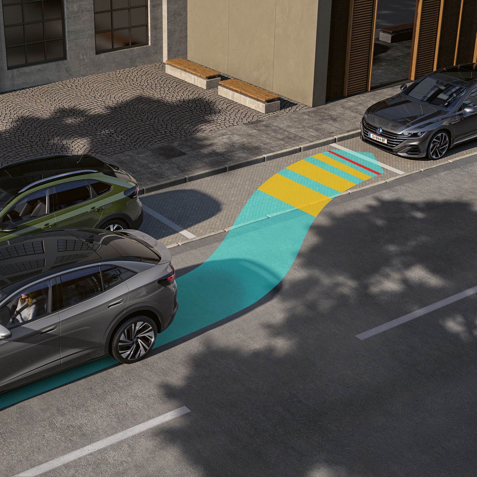 Automobil parkuje pozdĺž cesty medzi dvoma ďalšími autami. Graficky je znázornená dráha parkovania vozidla pomocou parkovacieho asistenta. Parkovacie miesta sú vedľa chodníka pri mestskej budove.