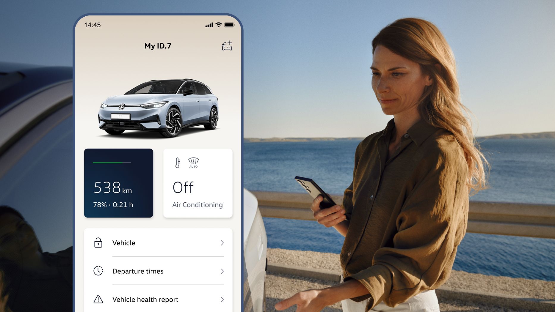 Žena so smartfónom v ruke otvára dvere vodiča bieleho VW ID.7. Vľavo je zobrazená obrazovka z aplikácie Volkswagen.