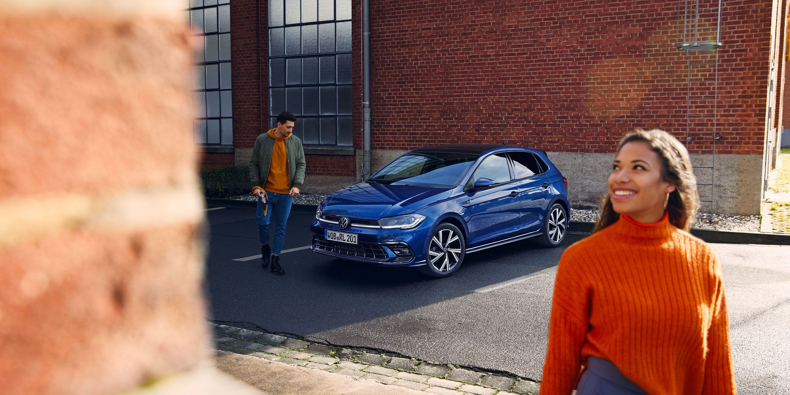 Žena a muž odchádzajú od zaparkovaného VW Polo