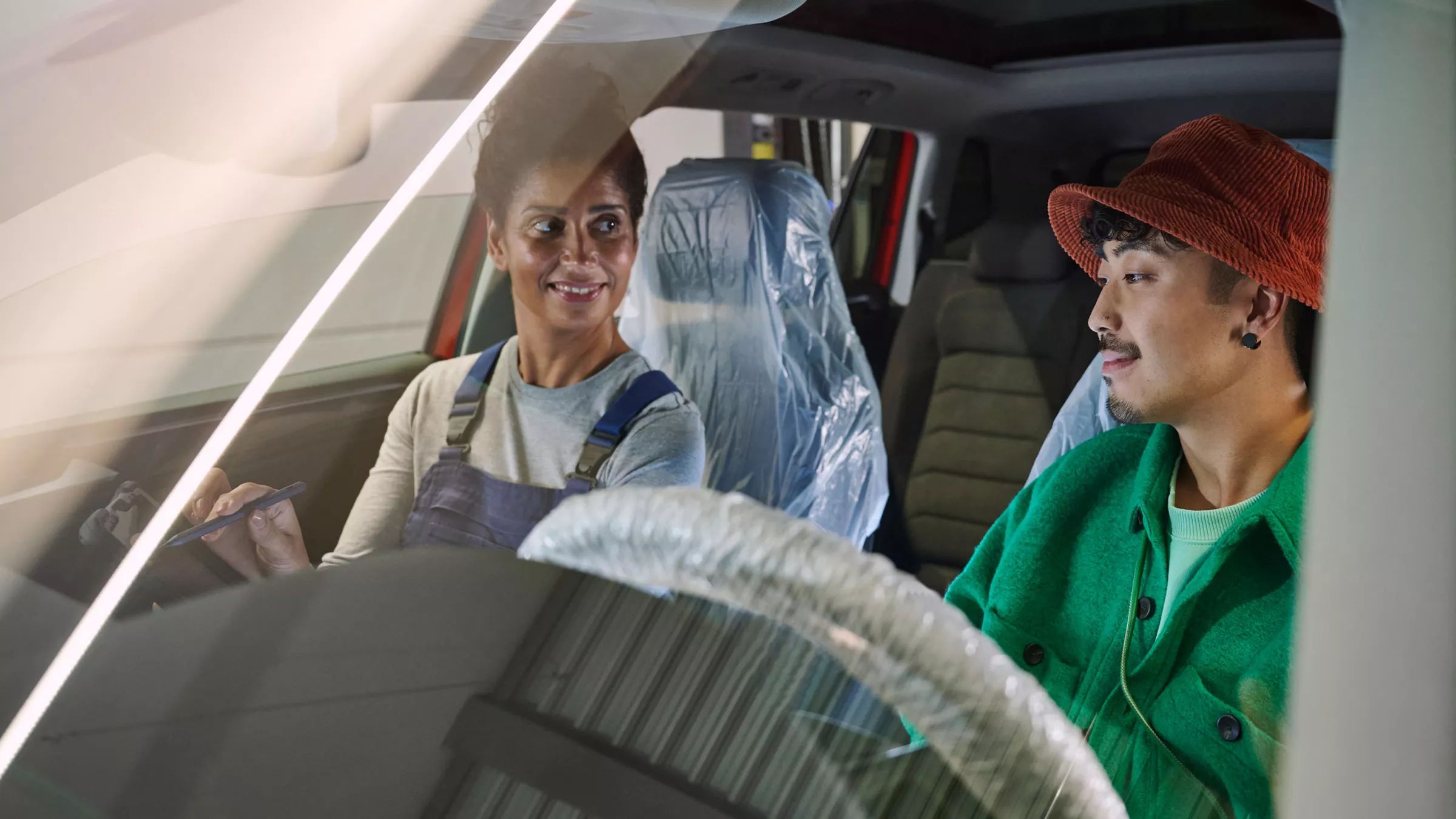 zamestnankyňa VW servis a zákazník sedia spolu vo Volkswagene