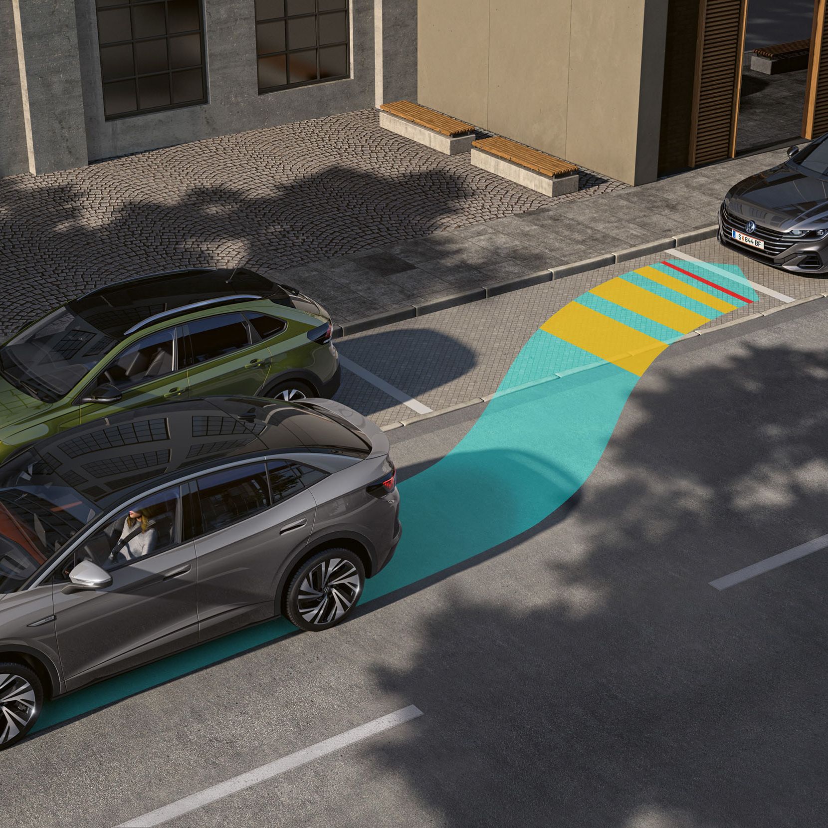 Automobil parkuje pozdĺž cesty medzi dvoma ďalšími autami. Graficky je znázornená dráha parkovania vozidla pomocou parkovacieho asistenta. Parkovacie miesta sú vedľa chodníka pri mestskej budove.