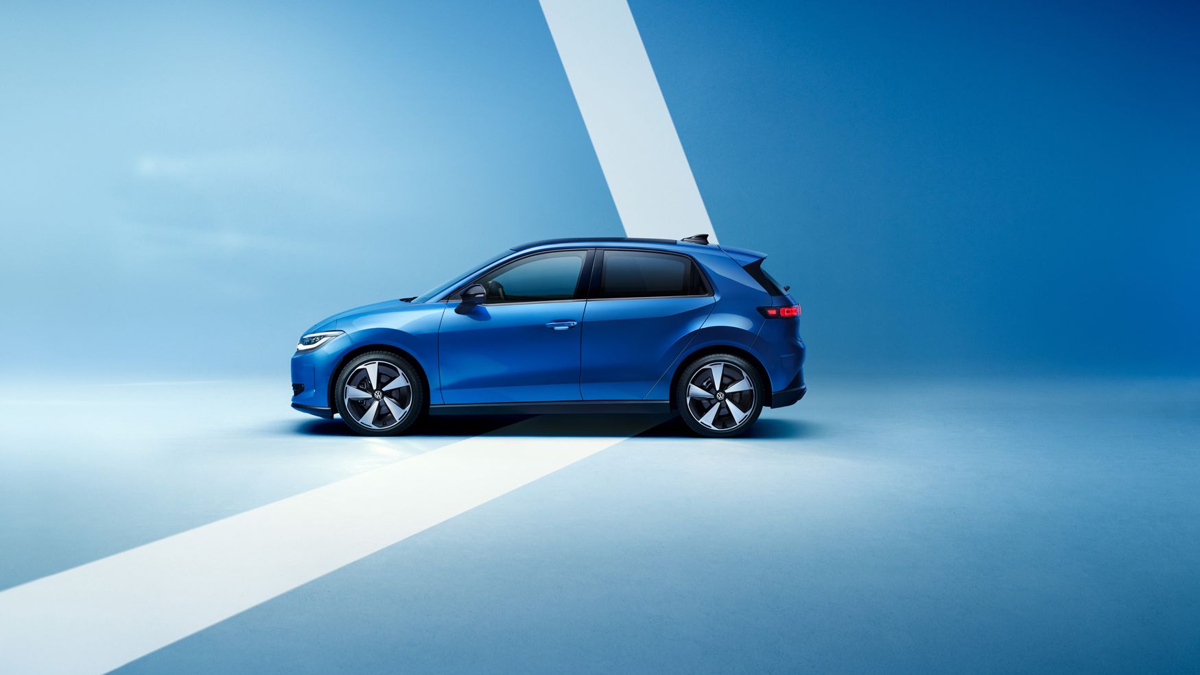 Bočný pohľad na modrý VW ID. Polo Style pred svetlomodrým pozadím.