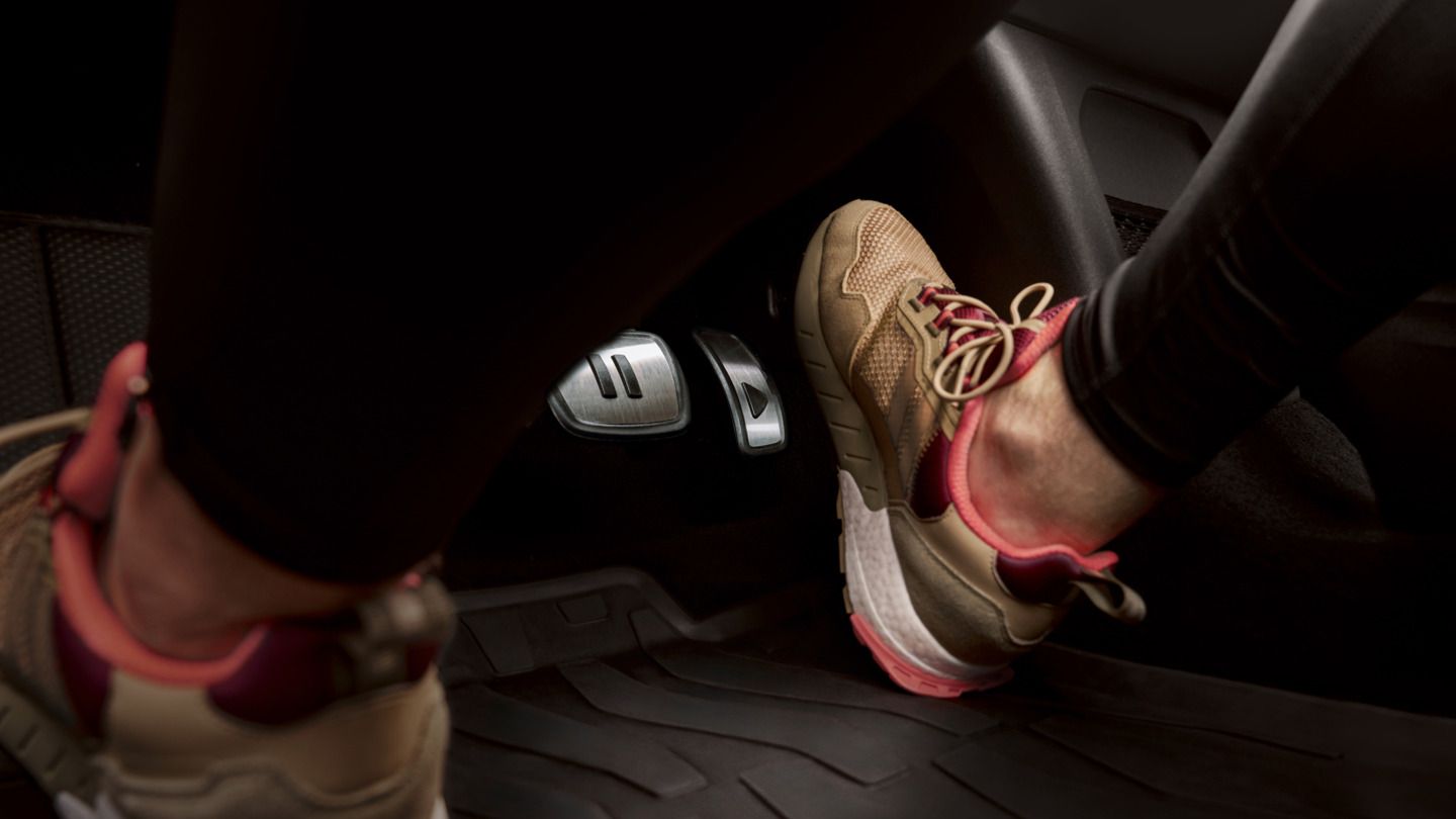 Pohľad na pedále vozidla ID.3, osoba stláča pedál akcelerátora. 