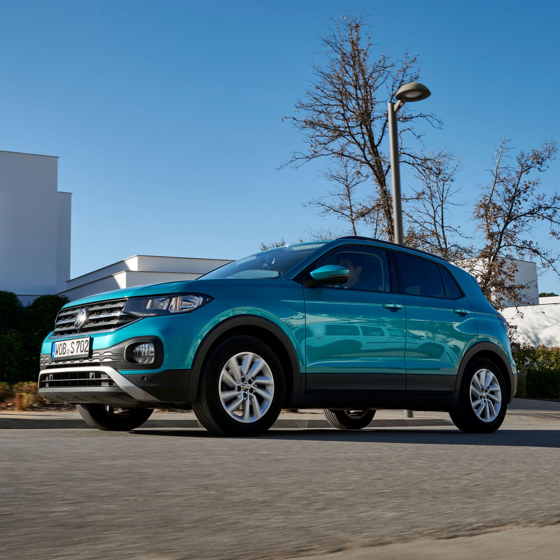 Zaparkovaný VW T-Cross pred rodinným domom
