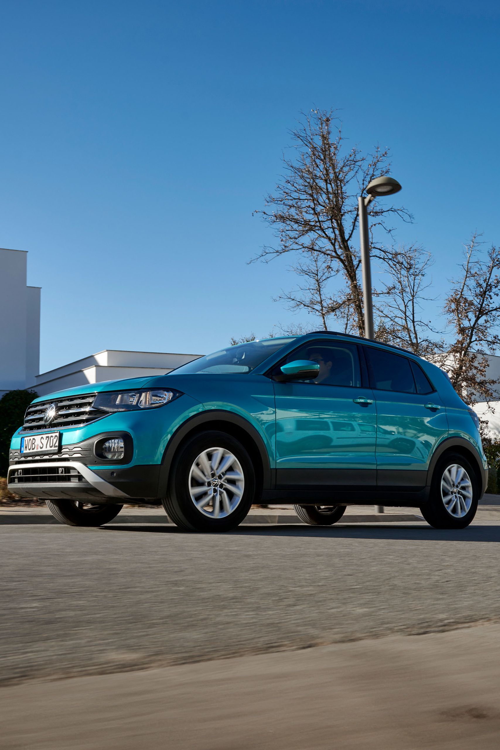 Zaparkovaný VW T-Cross pred rodinným domom