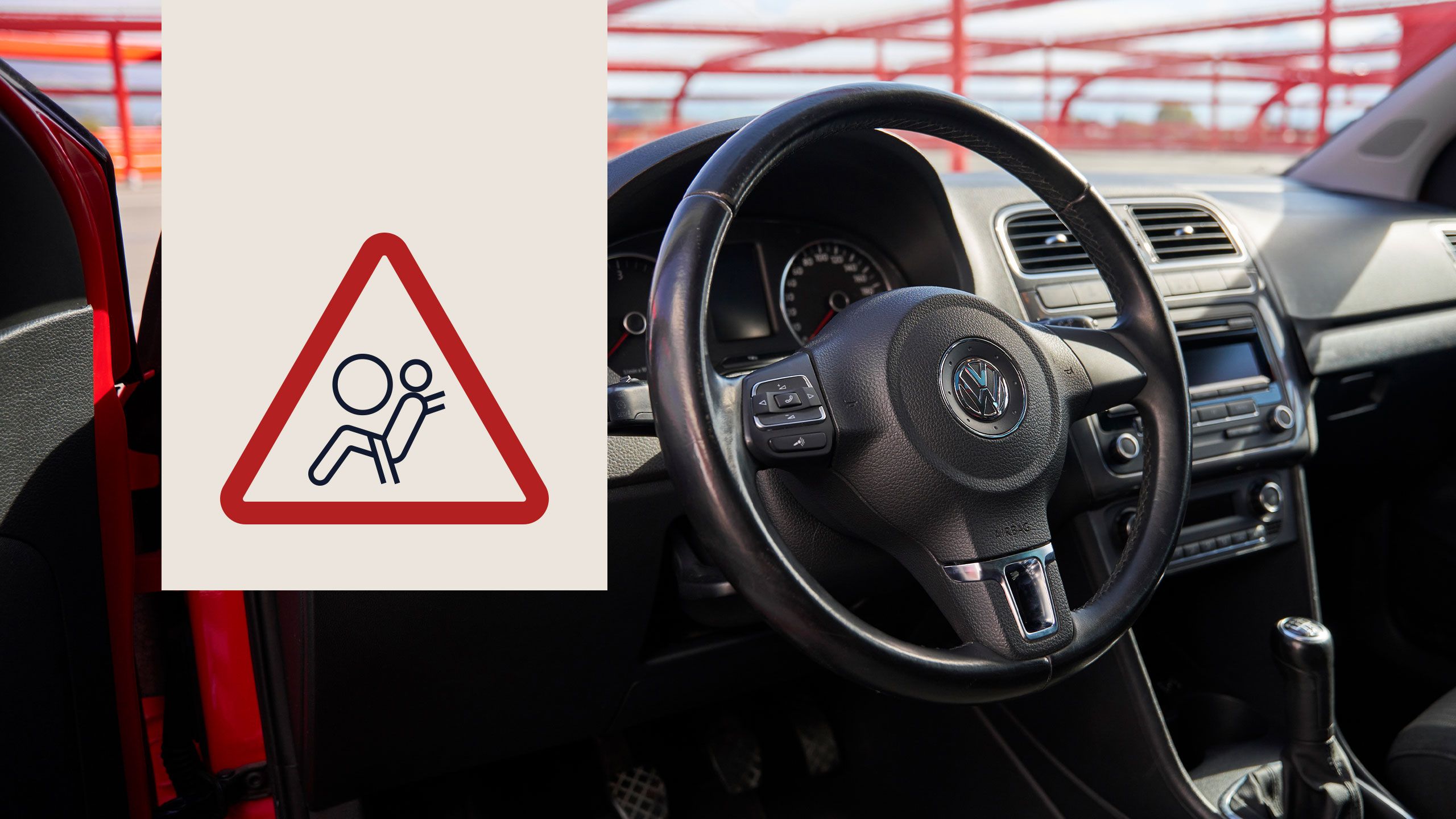 Výstražný symbol pre riziko airbagu pred volantom vo vnútri vozidla VW