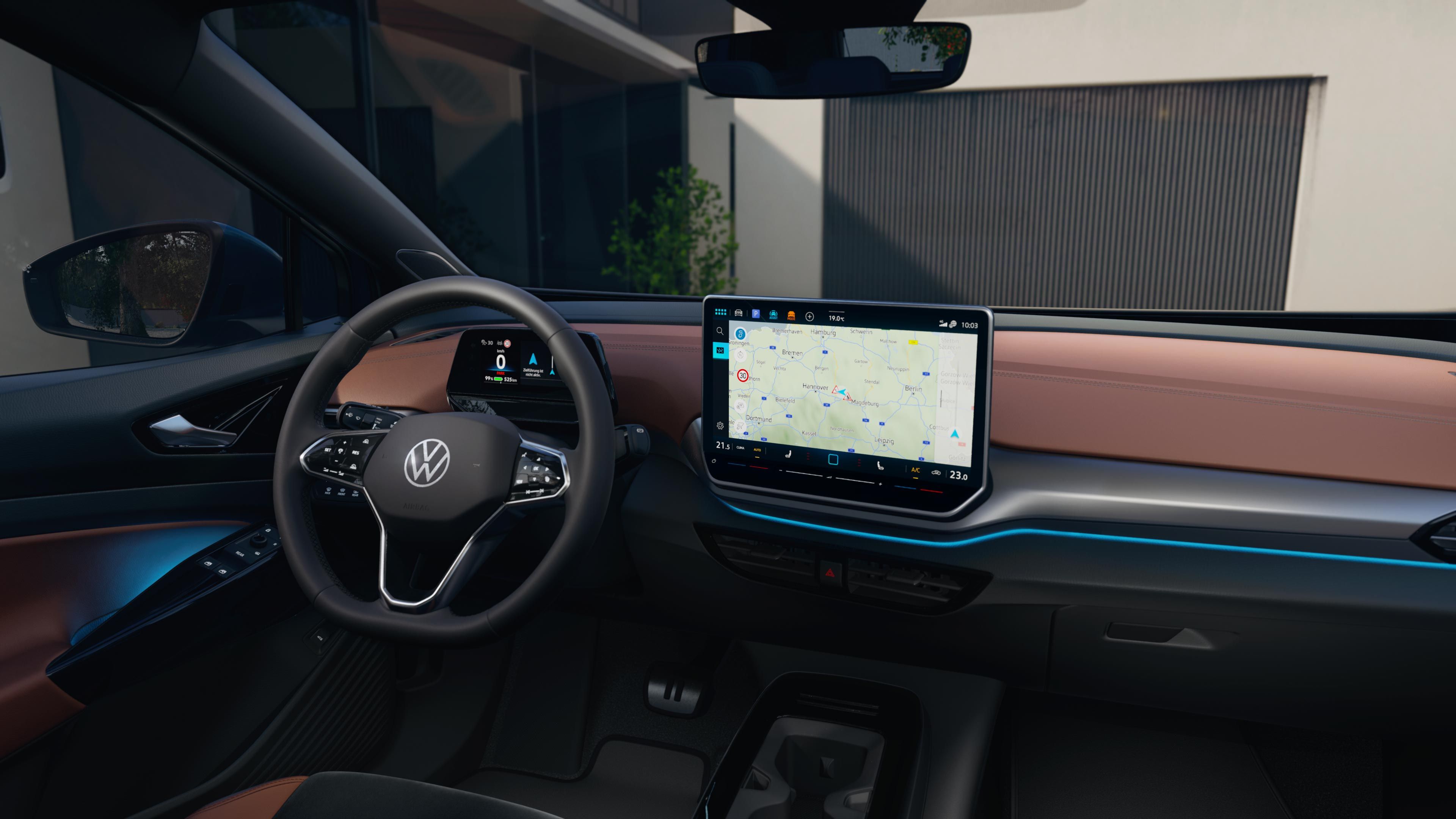 Detail displeja systému infotainment vo VW ID.4. Na displeji je zobrazená navigačná mapa.