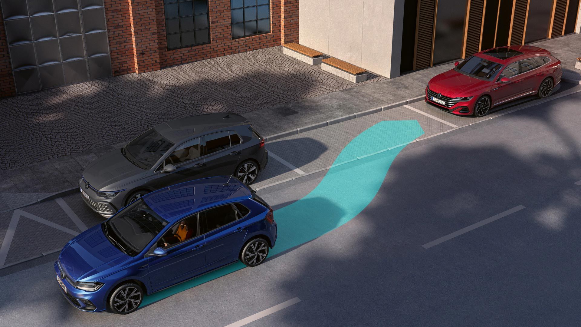 Modré VW Polo počas parkovania na pozdĺžne parkovacie miesto.