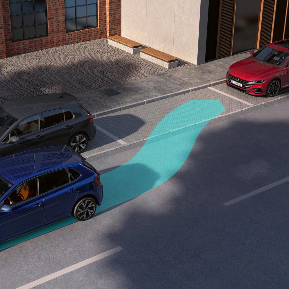Modré VW Polo počas parkovania na pozdĺžne parkovacie miesto.
