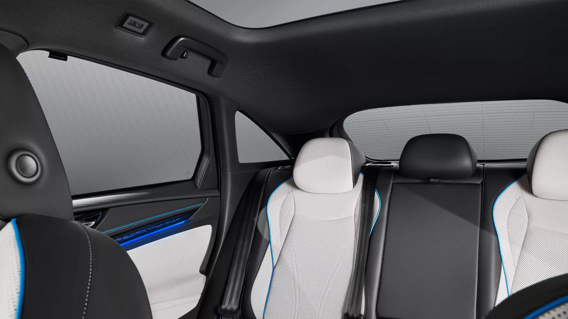 Pohľad na zadné sedačky VW ID.7 – slnečné clony z príslušenstva VW v centre pozornosti