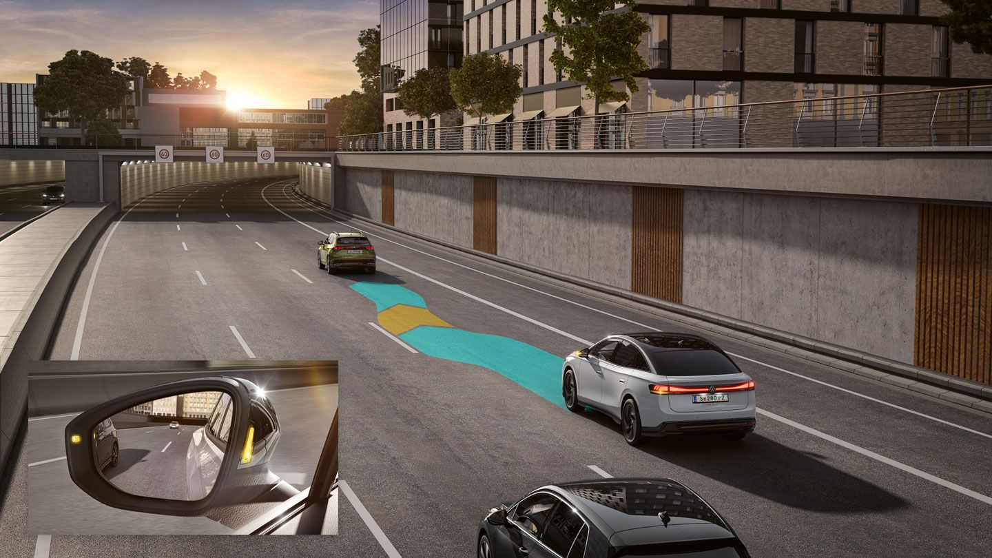 Automobil jazdí po diaľnici smerom do tunela pri západe slnka, pričom na vozovke je vyznačená grafika udržania jazdného pruhu. Na boku vozidla je viditeľný systém sledovania mŕtveho uhla. Ostatné autá jazdia po vedľajších pruhov.