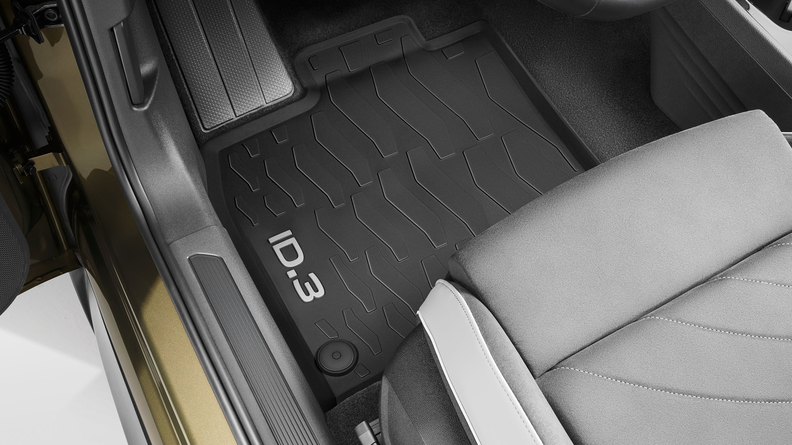 Celoročná podlahová rohož s nápisom „ID.3“ v podlahovom priestore vozidla VW ID.3.