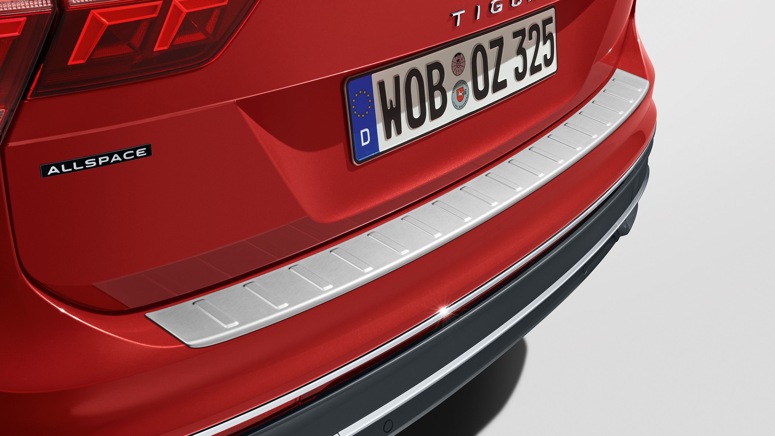 Červený VW Tiguan Allspace, ochrana nakladacej hrany 