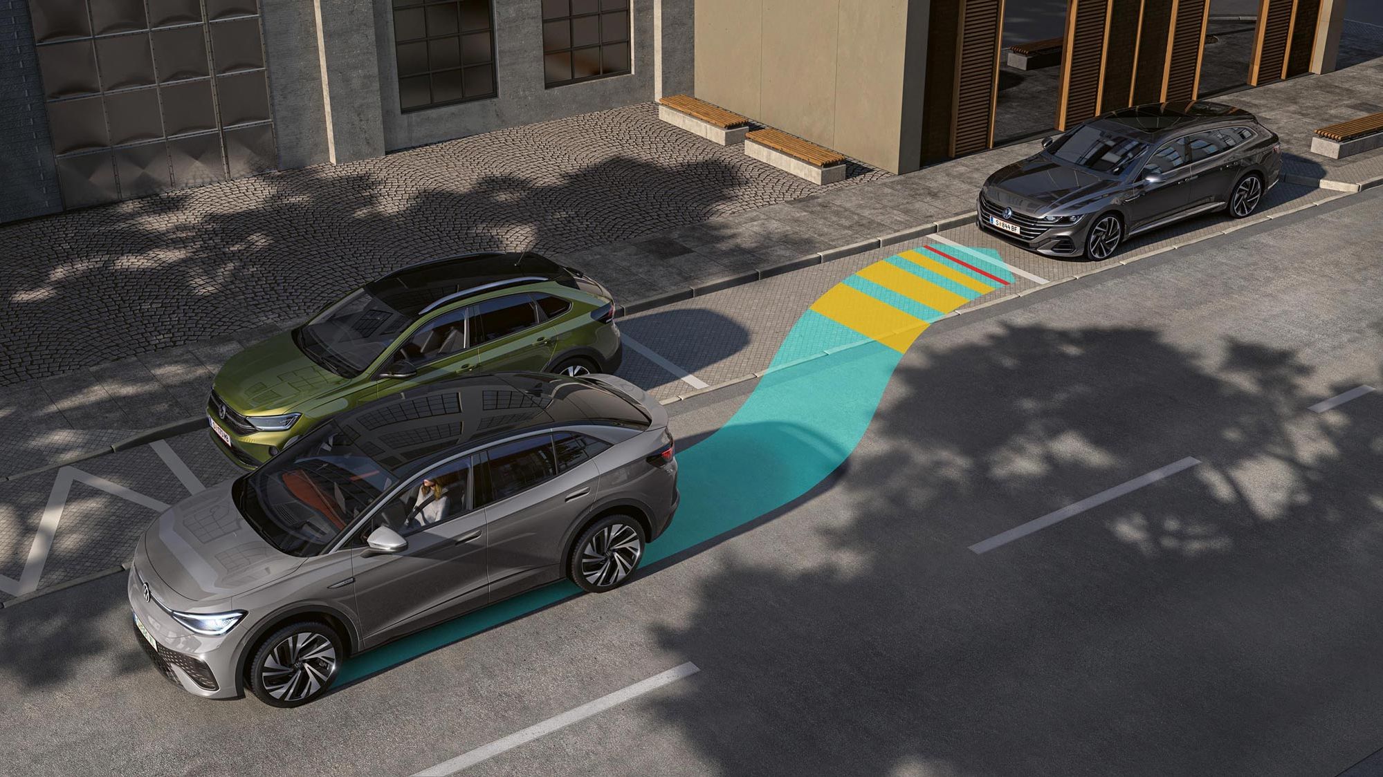 Automobil parkuje pozdĺž cesty medzi dvoma ďalšími autami. Graficky je znázornená dráha parkovania vozidla pomocou parkovacieho asistenta. Parkovacie miesta sú vedľa chodníka pri mestskej budove.