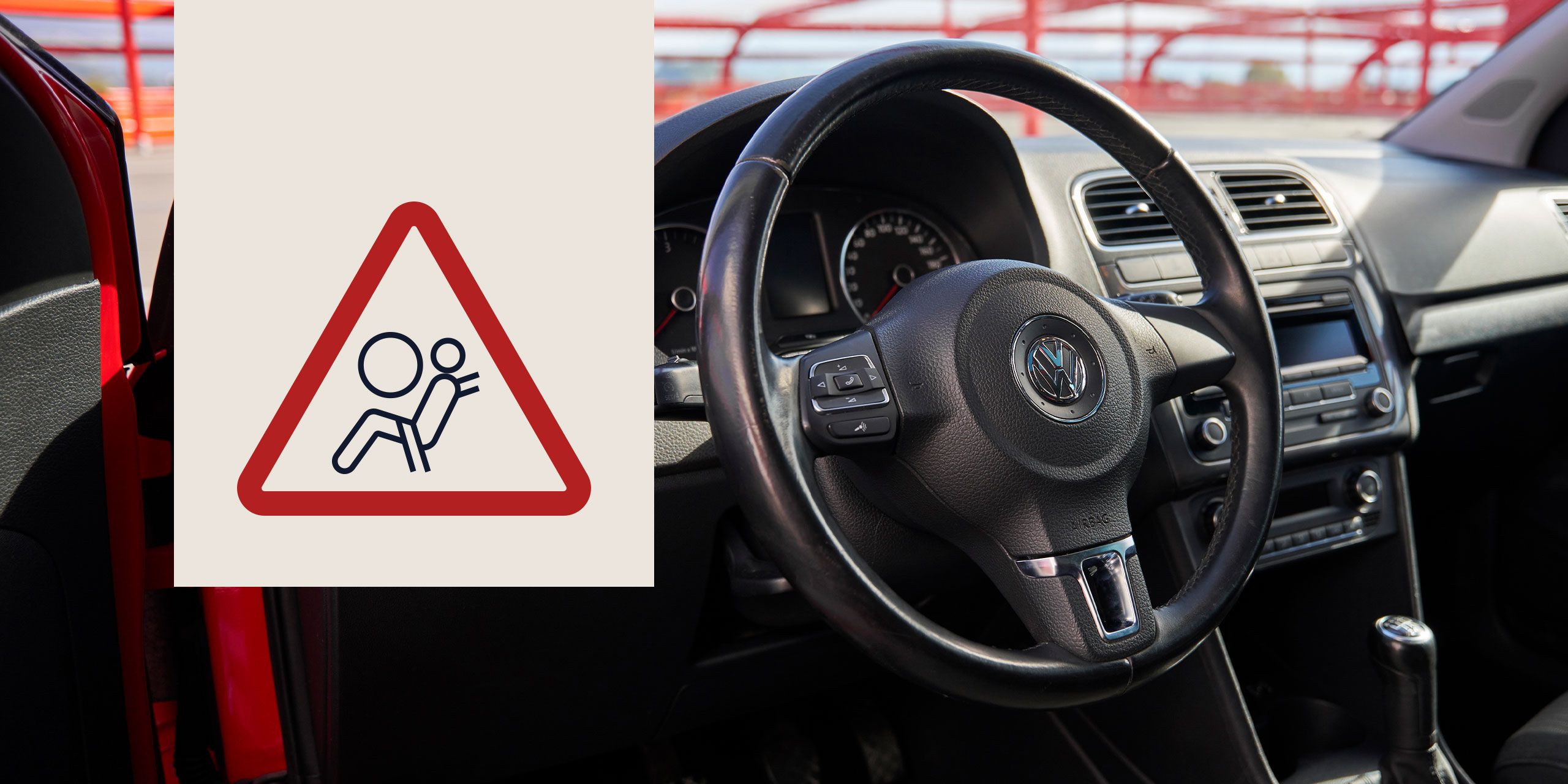 Výstražný symbol pre riziko airbagu pred volantom vo vnútri vozidla VW