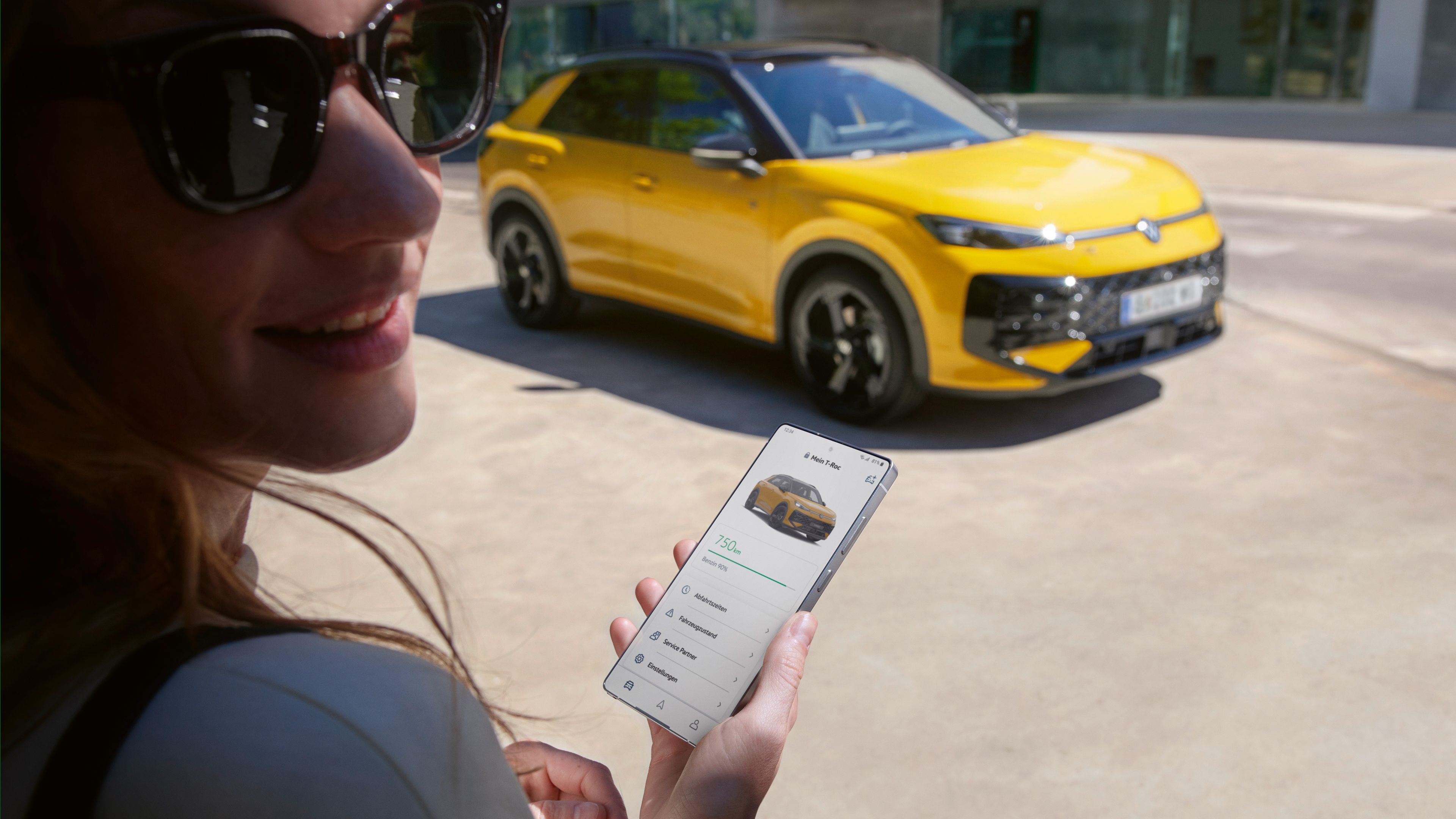 Žena používa aplikáciu VW Connect v blízkosti svojho vozidla VW T-Roc R-Line.