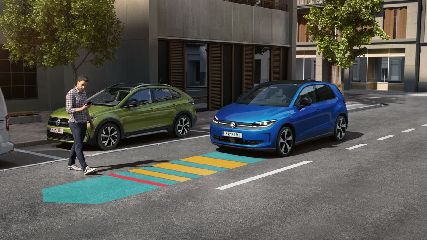 Ilustrácia schematicky znázorňuje fungovanie systému Front Assist na príklade modrého vozidla VW ID. Polo.