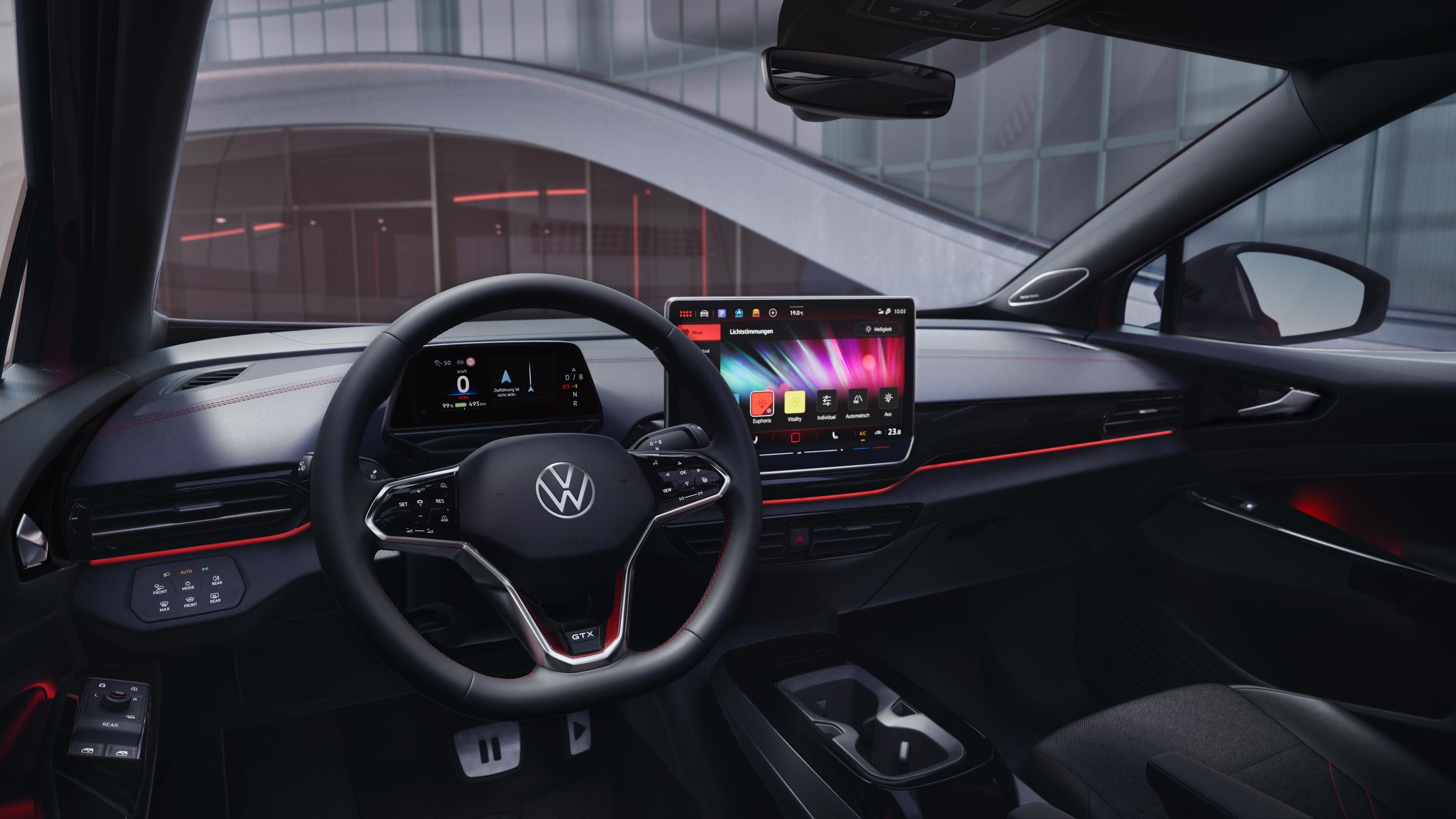 Innenansicht des VW ID.4 GTX, ambientné osvetlenie v interiéri svieti červeným svetlom.
