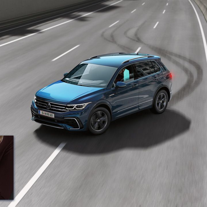 Modré SUV Volkswagen zastavené na viacprúdovej ceste. za vozidlom sú viditeľné pruhy pneumatík po núdzovom brzdení. V dolnom ľavom rohu obrázka je detail na osobu so zapnutým bezpečnostný pás, na ktorom modré šípky naznačujú jeho pritiahnutie počas nebezpečnej situácie.