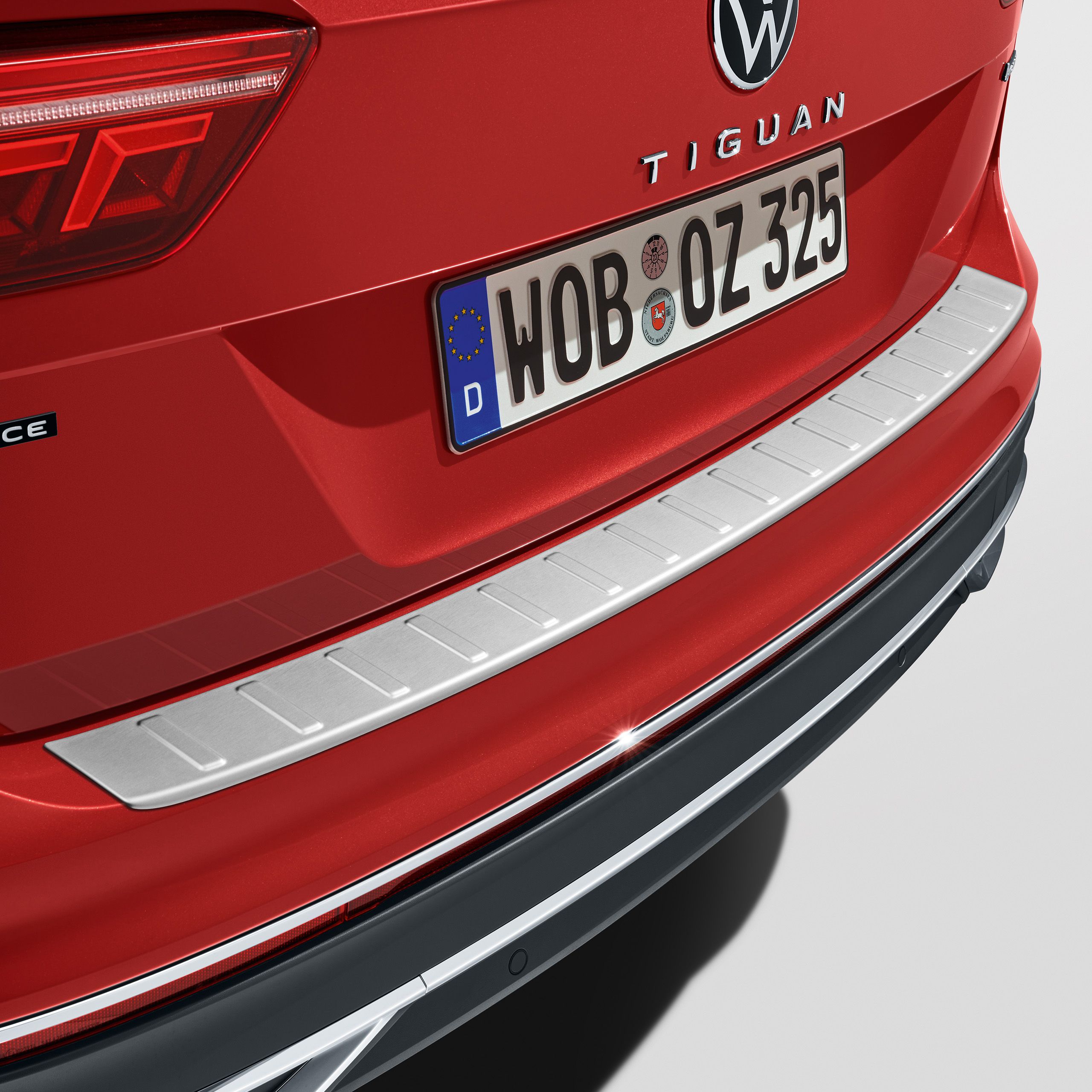 Červený VW Tiguan Allspace, ochrana nakladacej hrany 